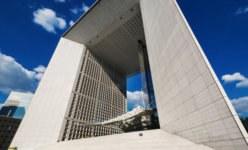 Kotwy podcinające fischer zabezpieczają La Grande Arche w Paryżu