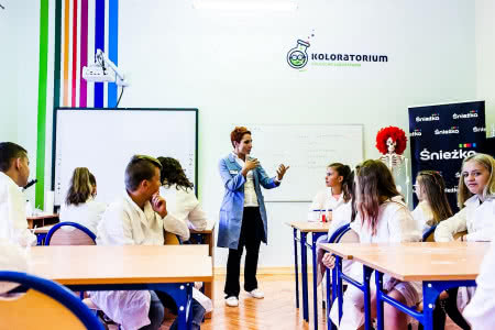 Wykład podczas otwarcia mini laboratorium od firmy Śnieżki. Wykład podczas otwarcia mini laboratorium od firmy Śnieżki.