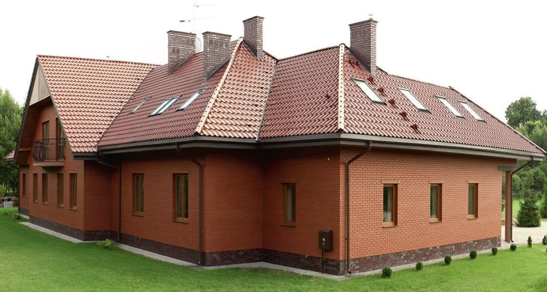 Dach pokryty dachówką ceramiczną Dach pokryty dachówką ceramiczną