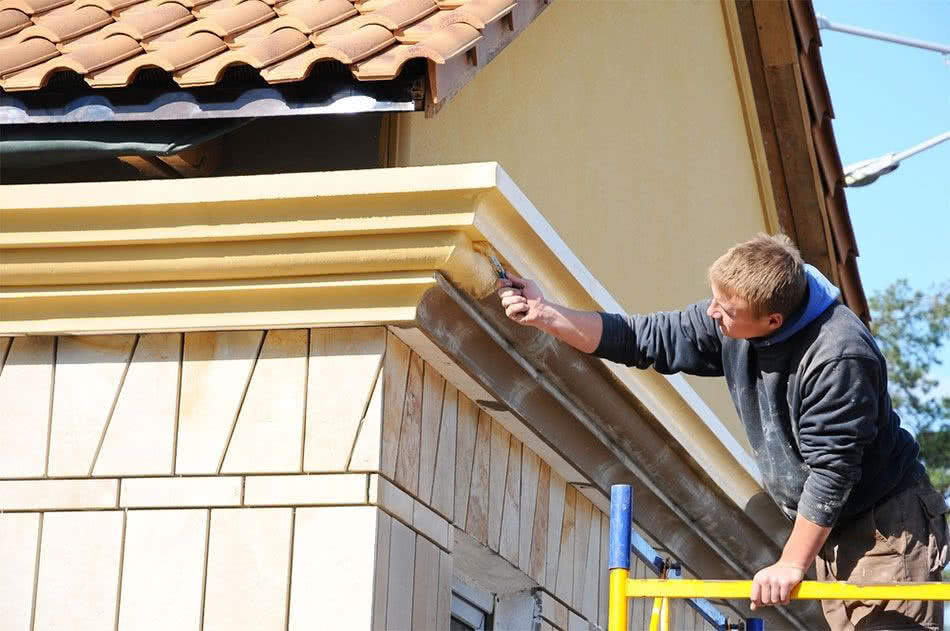 Malowanie gzymsu pędzlem. Malowanie gzymsu pędzlem.