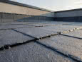 Ochrona dachu płaskiego przed UV i uszkodzeniami. Rola papy nawierzchniowej