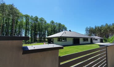 Kolor pokrycia dachowego a elewacja i ogrodzenie