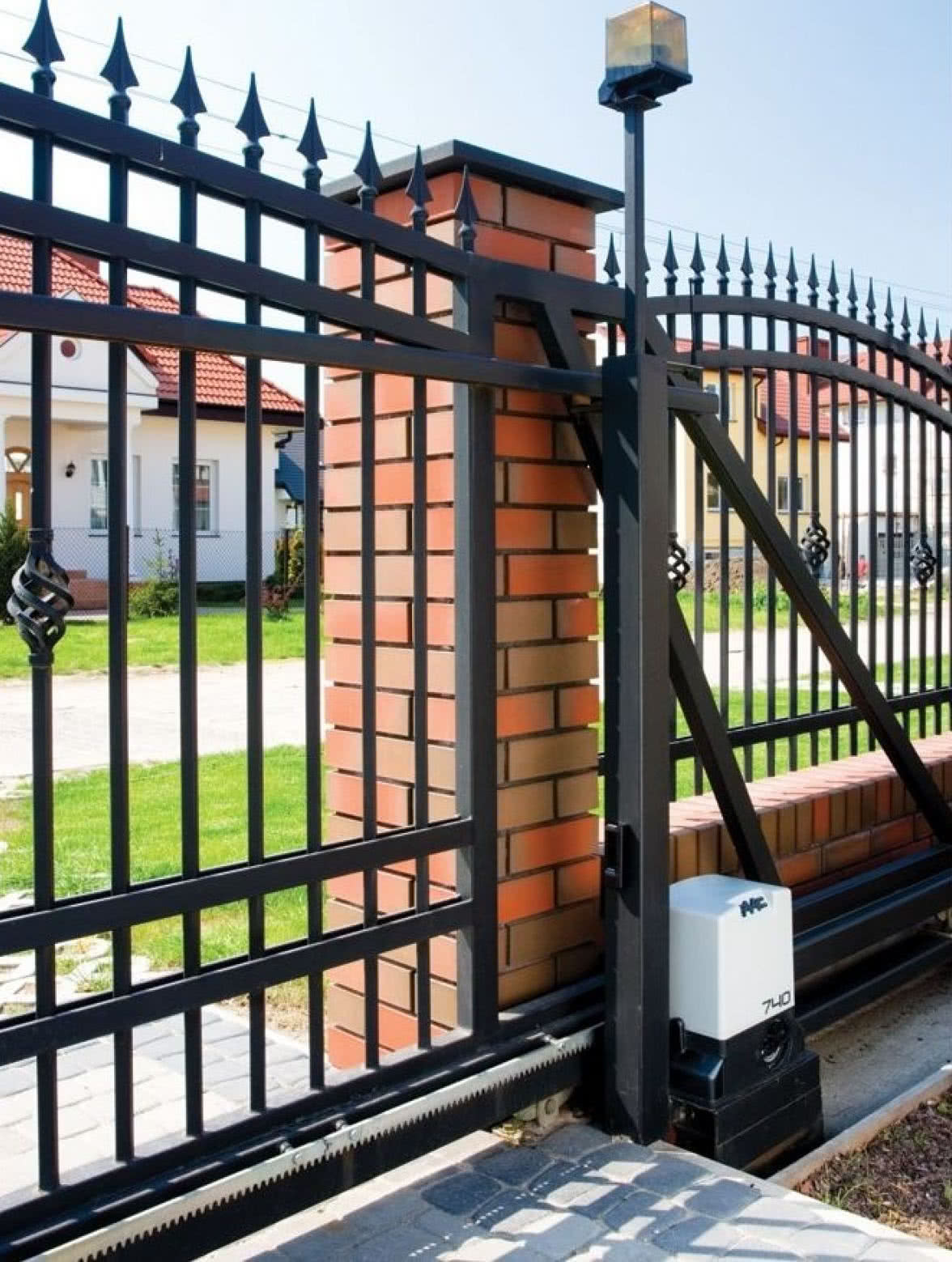 Do automatyki trzeba bowiem doprowadzić instalację elektryczną, ułożoną w gruncie pod bramą. fot. Faac Do automatyki trzeba bowiem doprowadzić instalację elektryczną, ułożoną w gruncie pod bramą. fot. Faac