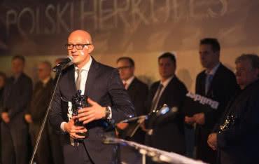 Tomasz Grela ze statuetką Polskiego Herkulesa