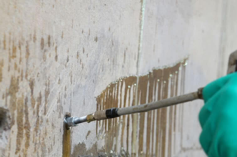Iniekcja żywicy epoksydowej Sikadur®-53 - stosowanej do naprawy rys oraz wykonywania mocowań, zakotwień i napraw, również pod wodą. fot. Sika Poland Iniekcja żywicy epoksydowej Sikadur®-53 - stosowanej do naprawy rys oraz wykonywania mocowań, zakotwień i napraw, również pod wodą. fot. Sika Poland