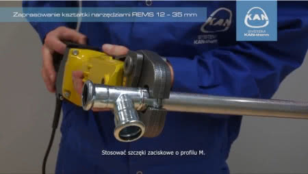 Zaprasowywanie kształtki systemowej KAN-therm Steel/Inox elektryczną zaciskarką szczękową marki REMS, fot. KAN Zaprasowywanie kształtki systemowej KAN-therm Steel/Inox elektryczną zaciskarką szczękową marki REMS, fot. KAN