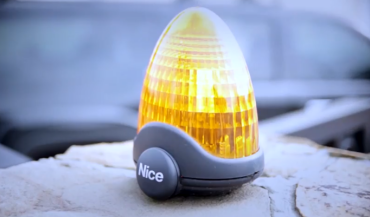 Nowa centrala sterująca Nice MC424LR10 do bram skrzydłowych