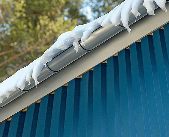 Rynny stalowe cechuje duża wytrzymałość na uszkodzenia mechaniczne, np. przez zalegający śnieg Rynny stalowe cechuje duża wytrzymałość na uszkodzenia mechaniczne, np. przez zalegający śnieg