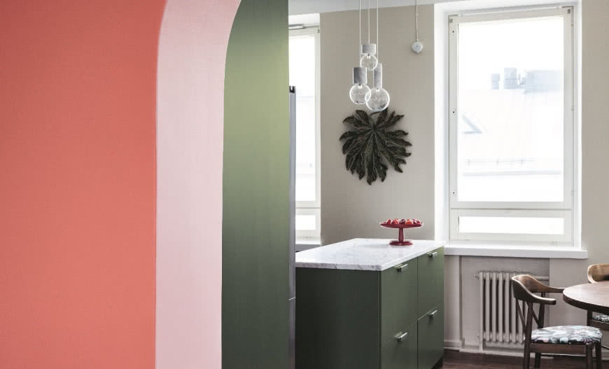 Pozytywne wnętrza malowane kolorem Flamingo firmy Tikkurila