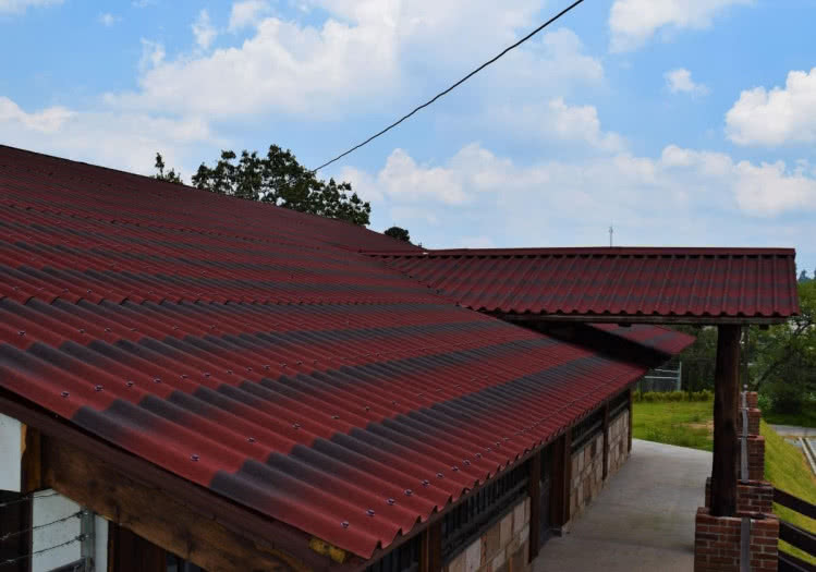 Najbardziej zbliżona wyglądem do eternitu jest falista płyta bitumiczna