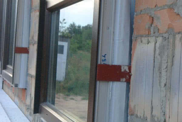 Zabezpieczenie przestrzeni między skrzydłem a murem taśmą rozprężną Zabezpieczenie przestrzeni między skrzydłem a murem taśmą rozprężną