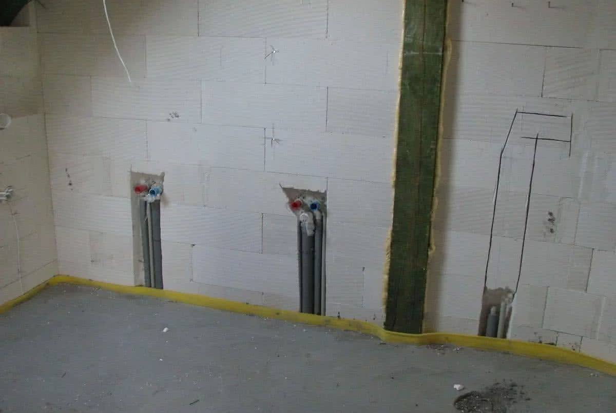 Instalacja wody ciepłej i zimnej prowadzona jest najczęściej z rur tworzywowych, np. w bruzdach w ścianach. Fot. T. Rybarczyk Instalacja wody ciepłej i zimnej prowadzona jest najczęściej z rur tworzywowych, np. w bruzdach w ścianach. Fot. T. Rybarczyk